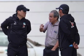 Bầu Đức động viên cầu thủ HAGL buổi tập khai xuân, sẵn sàng đua trụ hạng