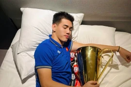 Tiến Linh ngủ ngon lành bên chiếc cúp vàng thứ hai trong sự nghiệp