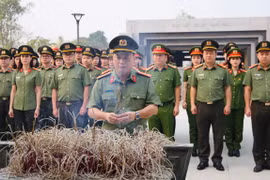 Đoàn công tác CATP Hà Nội dâng hương, tưởng nhớ các Anh hùng liệt sỹ tại chiến trường Điện Biên Phủ