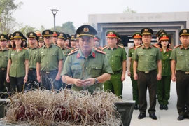 Đoàn công tác CATP Hà Nội dâng hương, tưởng nhớ các Anh hùng liệt sỹ tại chiến trường Điện Biên Phủ