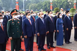 Đoàn đại biểu Quốc hội khoá XV vào lăng viếng Chủ tịch Hồ Chí Minh