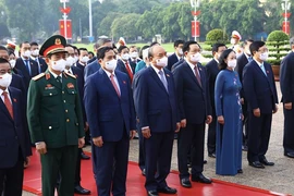 Đoàn đại biểu Quốc hội khoá XV vào lăng viếng Chủ tịch Hồ Chí Minh