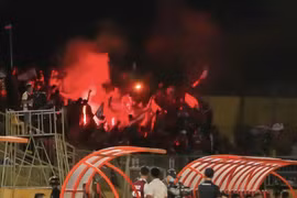 VFF áp khung phạt nhẹ nhất vụ đốt pháo sáng trên sân Vinh