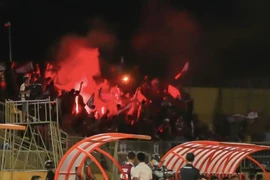 VFF áp khung phạt nhẹ nhất vụ đốt pháo sáng trên sân Vinh