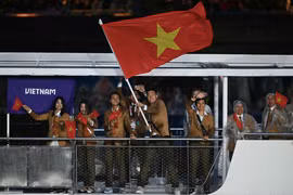 Olympic Paris khai mạc độc nhất vô nhị, cờ Việt Nam tung bay trên sông Seine