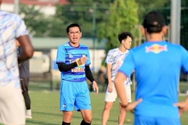 Từ mơ vô địch, thầy trò Kiatisak giờ chỉ mong trụ hạng