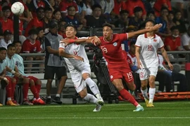 "Kêu trời" vì sân cỏ nhân tạo, báo Singapore đồng cảm với thầy Park