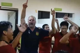 Đánh bại Thái Lan, U19 Lào 'quậy tung' phòng thay đồ 