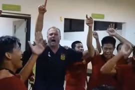 Đánh bại Thái Lan, U19 Lào 'quậy tung' phòng thay đồ 