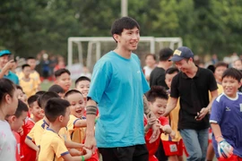 Đoàn Văn Hậu sang Singapore chữa chấn thương, nghỉ hết năm 2023