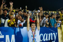 Văn Toàn khoe cúp vàng V-League, gửi lời chúc HAGL trụ hạng