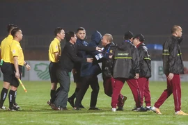 Phạt nặng trợ lý SLNA vì lăng mạ trọng tài