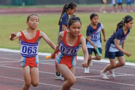 Gần 1.100 học sinh tranh tài môn điền kinh, bóng đá, cầu lông