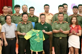 Đấu giá chiếc áo có chữ ký tất cả thành viên đội tuyển Việt Nam