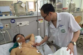 Bố mẹ và con trai cùng nguy kịch vì ăn nhầm loại nấm gây ngộ độc chậm