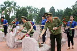 Cục An ninh tài chính, tiền tệ, đầu tư dâng hương tưởng niệm các liệt sỹ