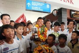 Chùm ảnh Lý Hoàng Nam được đón tiếp tưng bừng khi về Việt Nam