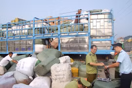 Bắt 4 xe tải chở đầy hàng lậu, hóa đơn rẻ khó tin