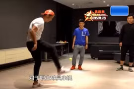 Xem Ronaldo "làm xiếc" với trái bóng tennis