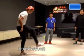 Xem Ronaldo "làm xiếc" với trái bóng tennis