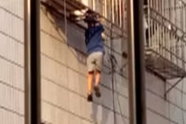 Người hùng cứu sống bé trai lơ lửng ở độ cao 20m