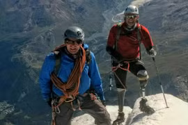 Người cụt chân tay chinh phục đỉnh núi cao 4.478m