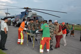 Xe buýt rơi xuống sườn đồi, 33 người chết