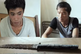 Bịt mặt, múa dạo, cướp tài sản của lái xe trên Quốc lộ 1A