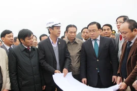 Giáo sư hàng đầu của Mỹ trực tiếp phẫu thuật tại Hà Nội