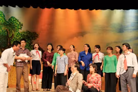 "Bệnh sỹ" cán mốc 100 đêm diễn