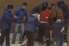 Fan hâm mộ bị đánh đập dã man vì ăn mừng nhầm chỗ