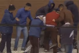 Fan hâm mộ bị đánh đập dã man vì ăn mừng nhầm chỗ