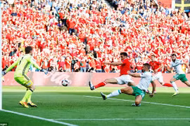 Bale đặt dấu ấn giúp xứ Wales thẳng tiến