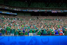 CĐV Bắc Ailen chết trên khán đài trận đấu với Ukraine