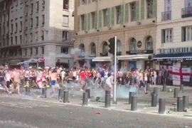 CĐV Anh và Nga hỗn chiến kinh hoàng ở Marseille 