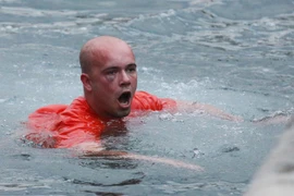 Một CĐV bị đánh đập và ném xuống biển