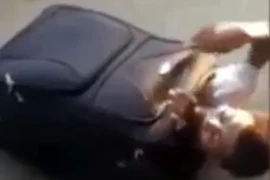 Bất ngờ với thanh niên cao 1,82m trốn trong valy để vượt biên