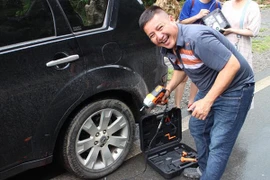 "Táo Giao thông" Chí Trung sung sướng khi tự vá được lốp xe giữa đường