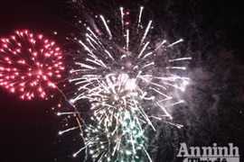 Hà Nội: Người dân đội mưa hào hứng xem pháo hoa