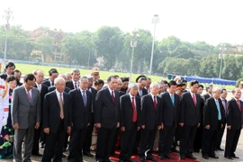 Các đồng chí lãnh đạo cấp cao vào Lăng viếng Chủ tịch Hồ Chí Minh