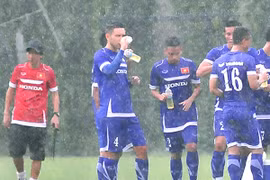 Thời tiết làm khổ thầy trò HLV Miura