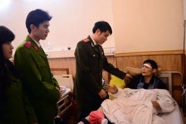 Thăm hỏi CSCĐ bị thương khi làm nhiệm vụ