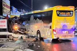 Vụ xe Thành Bưởi gây tai nạn 5 người chết: Tài xế đang bị tước bằng vẫn lái xe xử lý ra sao? 