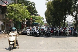 Dừng xe dưới bóng râm chờ đèn đỏ sẽ bị phạt nặng?