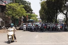 Dừng xe dưới bóng râm chờ đèn đỏ sẽ bị phạt nặng?