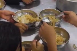 Vụ 11 học sinh ăn 2 gói mì tôm: Học sinh vùng khó khăn được hỗ trợ tiền ăn bán trú bao nhiêu?
