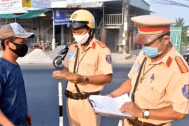 Từ 15-9, Cảnh sát giao thông không phải chào người điều khiển xe khi nào?