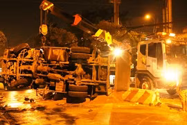 Hi hữu: Tài xế chỉ xây xát nhẹ, khi xe tải lật ngang trên phố