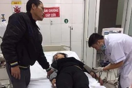 Ngất xỉu trên đường, được CSGT dùng xe chuyên dụng đưa đi cấp cứu