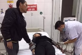 Ngất xỉu trên đường, được CSGT dùng xe chuyên dụng đưa đi cấp cứu